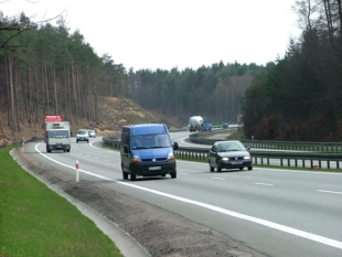 Sieć dróg szybkiego ruchu w Polsce powstaje od ponad 20 lat, niestety niektóre, starsze odcinki nie posiadają odpowiednich działań ograniczających barierowe oddziaływania na faunę i łączność ekologiczną. Fot. Rafał T. Kurek