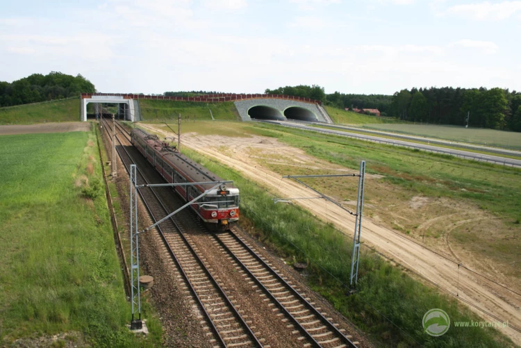 94-Nowatorskie rozwiązanie przejść górnych nad przeszkodami równoległymi – nad drogą ekspresową...