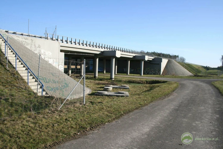 27-Przejście dolne dla średnich zwierząt zespolone z ciekiem i drogą dojazdową pod autostradą A2,...