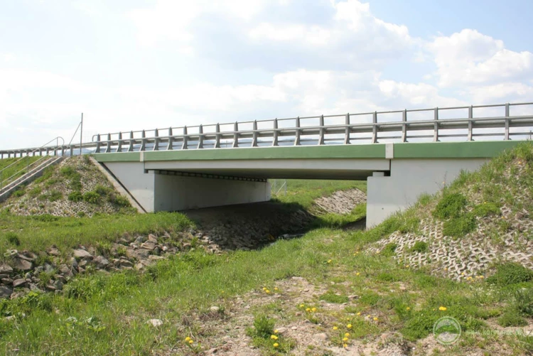 105-Przejście dolne dla średnich zwierząt zespolone z ciekiem pod drogą ekspresową S-69 (obwodnica...