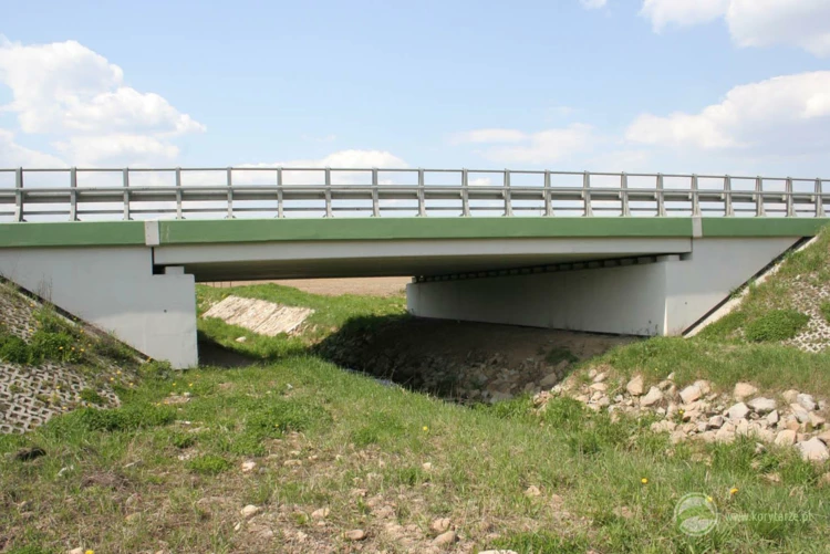 106-Przejście dolne dla średnich zwierząt zespolone z ciekiem pod drogą ekspresową S-69 (obwodnica...