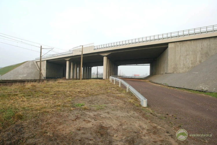 9-Wiadukty dla linii kolejowych o niewielkim ruchu pociągów mogą skutecznie spełniać funkcje zespolonych...