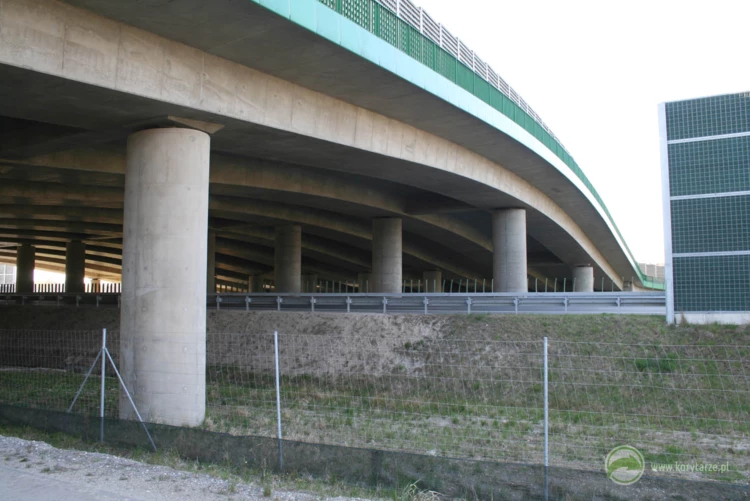 81-System górnych przejść przy autostradzie A4, odcinek: Tarnów-Rzeszów tworzy łącznie 6 obiektów...