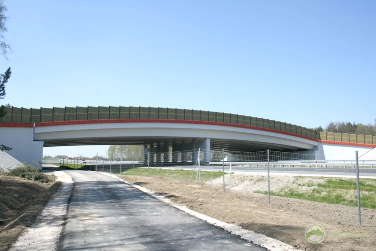 85-System górnych przejść przy autostradzie A4, odcinek: Tarnów-Rzeszów tworzy łącznie 6 obiektów...