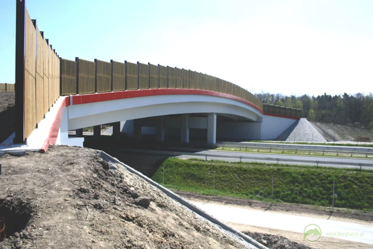 87-System górnych przejść przy autostradzie A4, odcinek: Tarnów-Rzeszów tworzy łącznie 6 obiektów...