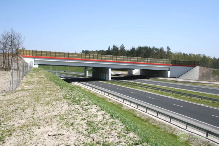 88-System górnych przejść przy autostradzie A4, odcinek: Tarnów-Rzeszów tworzy łącznie 6 obiektów...