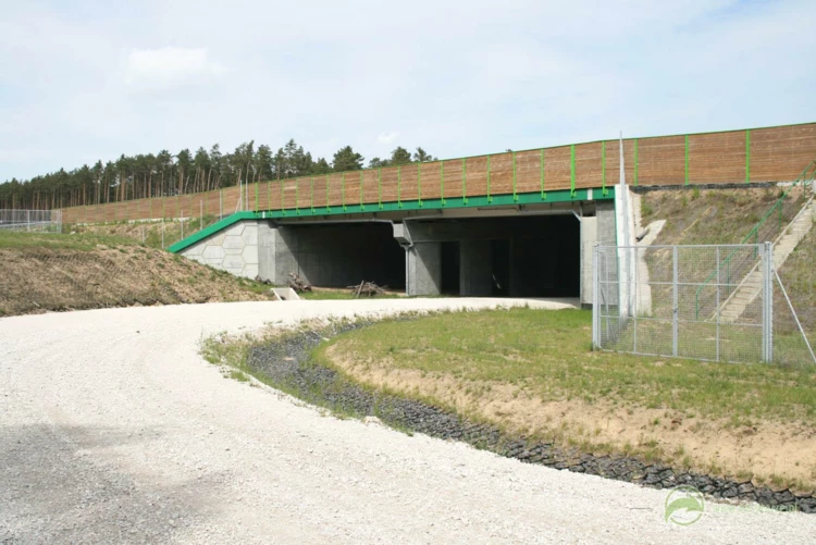 18-Przejście dolne dla średnich zwierząt zespolone z drogą gospodarczą pod autostradą A1, odcinek:...